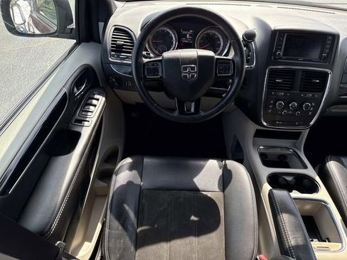 Used 2019 Dodge Grand Caravan SXT w/ Rear Park Assist Package FWD image 5
