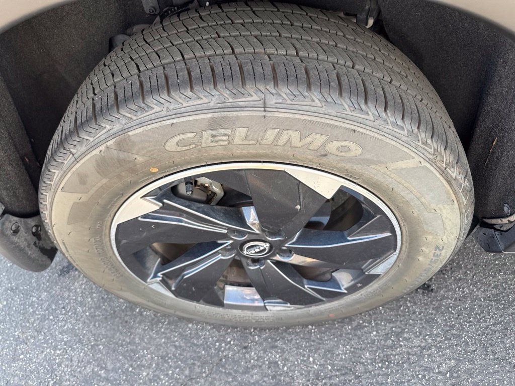 Used 2025 Nissan Rogue SV w/ SV Premium Package FWD image 14