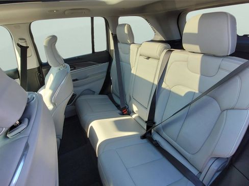 Used 2022 Jeep Grand Cherokee Overland w/ Advanced Protech Group III image 18