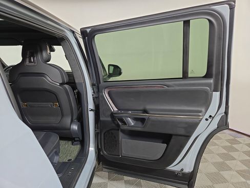 Used 2022 Rivian R1S Launch Edition image 19