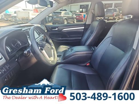 Used 2019 Toyota Highlander XLE AWD/4WD image 16