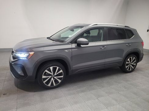 Used 2023 Volkswagen Taos SE w/ Panoramic Sunroof Package FWD image 2