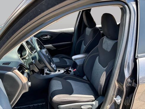 Used 2018 Jeep Cherokee Latitude w/ Altitude Package FWD image 8