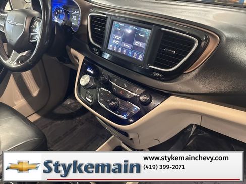 Used 2019 Chrysler Pacifica Touring-L image 17