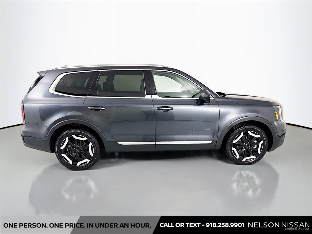 Used 2024 Kia Telluride EX w/ EX Captain's Chair Package FWD image 4