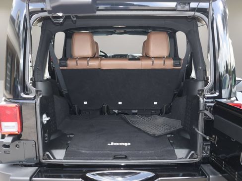 Used 2017 Jeep Wrangler Unlimited Sahara w/ Connectivity Group AWD/4WD image 13