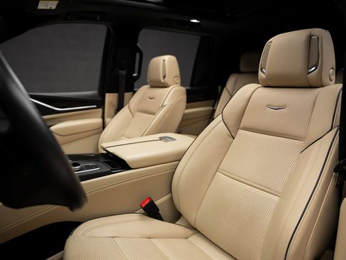 Used 2024 Cadillac Escalade Premium Luxury AWD/4WD image 61