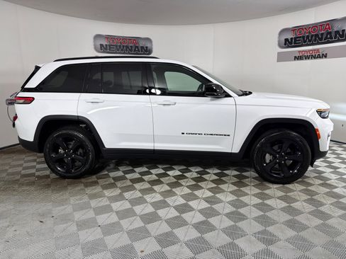 Used 2025 Jeep Grand Cherokee Limited w/ Black Appearance Package AWD/4WD image 4