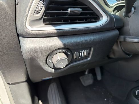 Used 2025 Chrysler Pacifica Select FWD image 15
