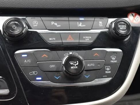 Used 2024 Chrysler Pacifica Touring-L FWD image 32