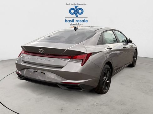 Used 2022 Hyundai Elantra SEL w/ Convenience Package FWD image 5