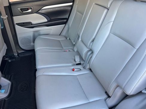 Used 2019 Toyota Highlander XLE image 14