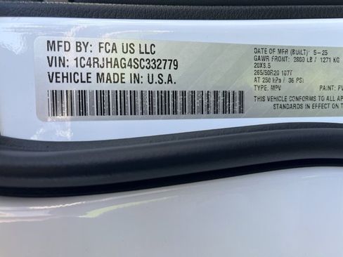 New 2025 Jeep Grand Cherokee Altitude image 27