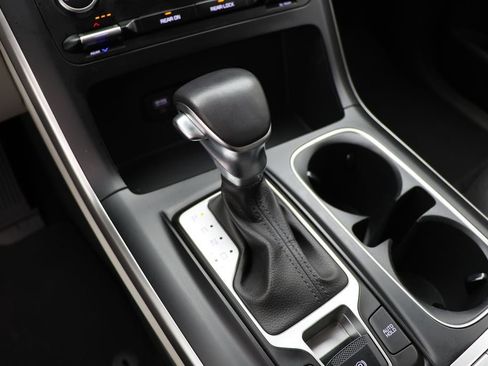 Used 2024 Kia Carnival LX image 23