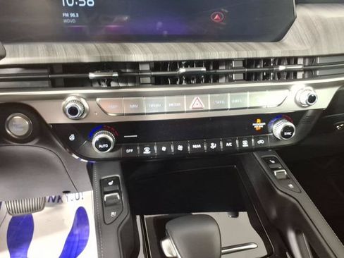 Used 2024 Kia Telluride EX w/ EX Captain's Chair Package AWD/4WD image 23