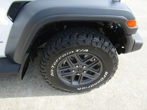 Used 2025 Jeep Wrangler Unlimited Sport AWD/4WD image 12