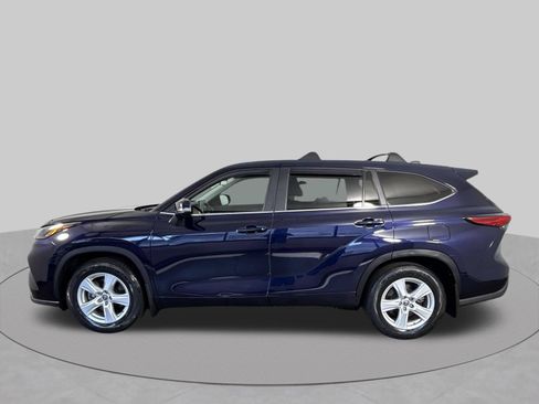 Used 2023 Toyota Highlander LE FWD image 30