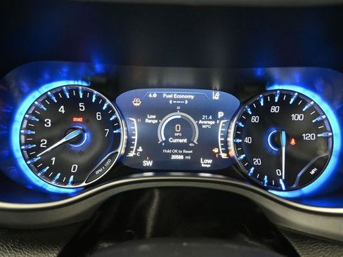 Used 2024 Chrysler Pacifica Touring image 15