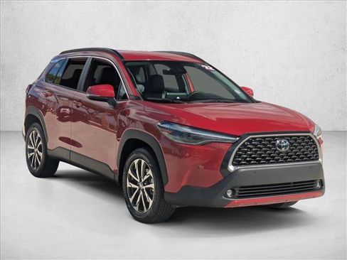 Certified 2022 Toyota Corolla Cross XLE image 3