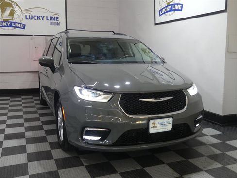Used 2023 Chrysler Pacifica Touring-L FWD image 5