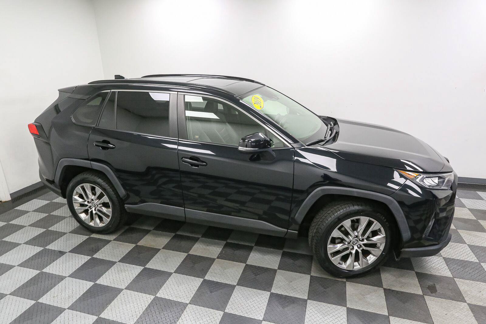 Used 2019 Toyota RAV4 XLE Premium w/ Cold Weather Package AWD/4WD image 5
