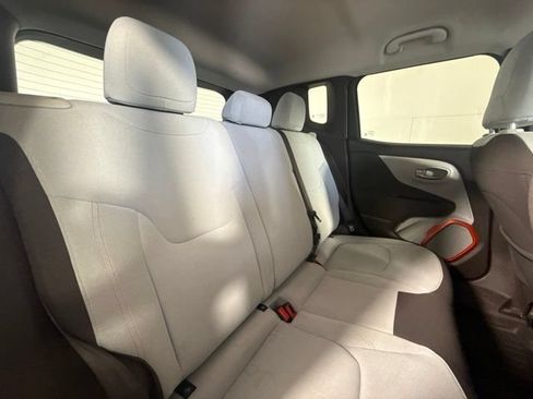 Used 2015 Jeep Renegade Latitude FWD image 30