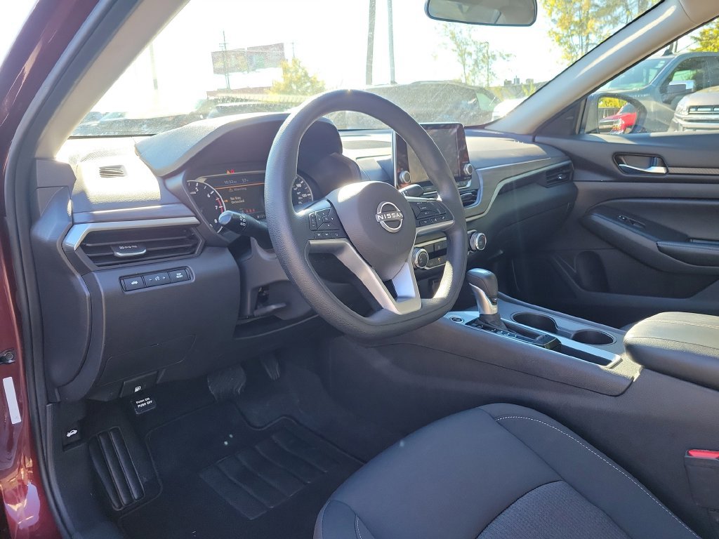 Used 2025 Nissan Altima 2.5 SV FWD image 24