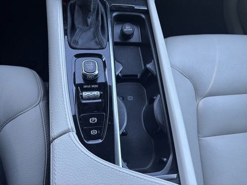 Used 2020 Volvo XC90 T6 Momentum w/ Protection Package Premier image 14
