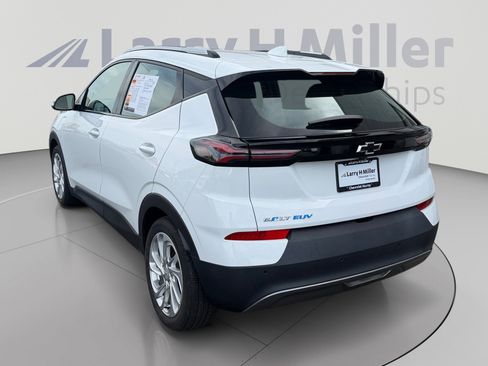 Used 2022 Chevrolet Bolt EUV LT w/ Comfort Package FWD image 3