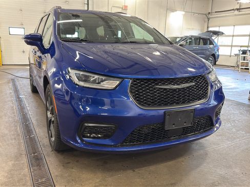 Used 2021 Chrysler Pacifica Touring-L w/ Uconnect Theater Family Group AWD/4WD image 3