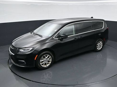 Used 2024 Chrysler Pacifica Touring-L FWD image 33