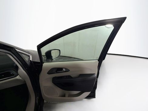 Used 2023 Chrysler Pacifica Touring-L FWD image 34