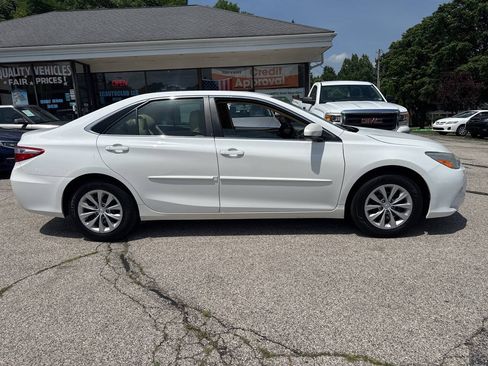 Used 2017 Toyota Camry LE FWD image 4