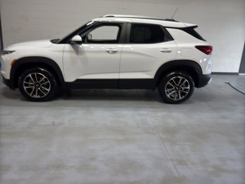 Used 2025 Chevrolet TrailBlazer LT image 2