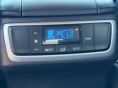 Used 2017 Toyota Highlander SE w/ Carpet Mat Package FWD image 11