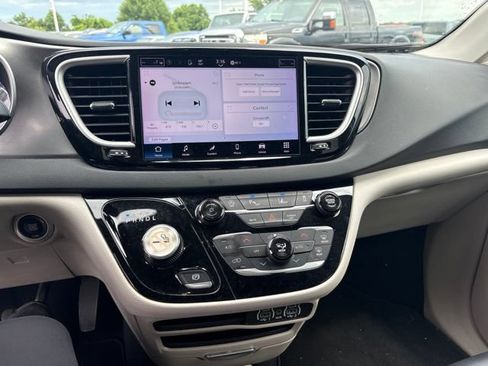 Used 2024 Chrysler Pacifica Touring-L FWD image 18