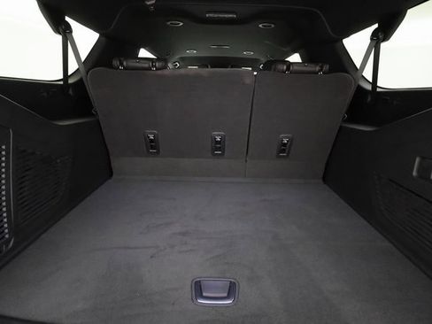 Used 2025 Chevrolet Suburban High Country image 23