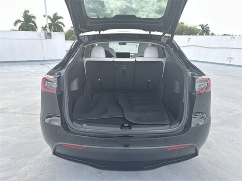 Used 2022 Tesla Model Y Long Range image 21