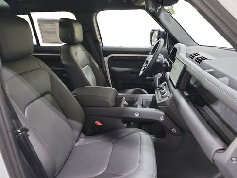 New 2025 Land Rover Defender 110 X-Dynamic SE image 29
