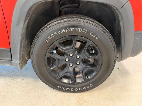Used 2021 Jeep Cherokee Trailhawk w/ Technology Group AWD/4WD image 36