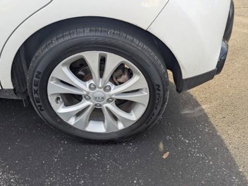 Used 2016 Kia Soul + image 10