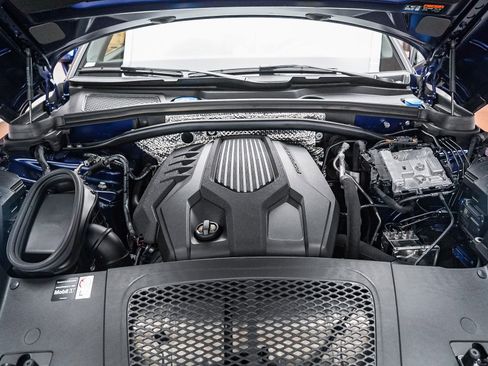 Certified 2025 Porsche Macan AWD/4WD image 31
