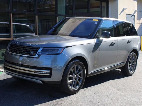 Used 2023 Land Rover Range Rover SE image 2