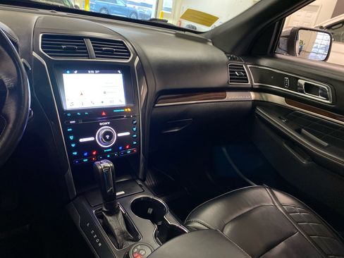 Used 2017 Ford Explorer Platinum image 15