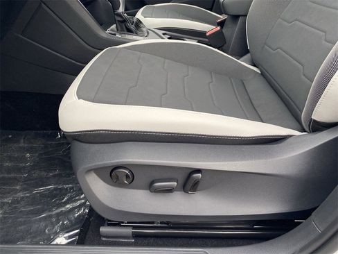 New 2025 Volkswagen Taos SE image 16