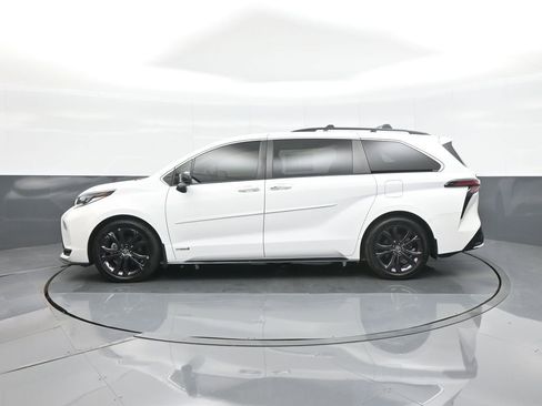 Used 2021 Toyota Sienna XSE w/ XSE Plus Package FWD image 4