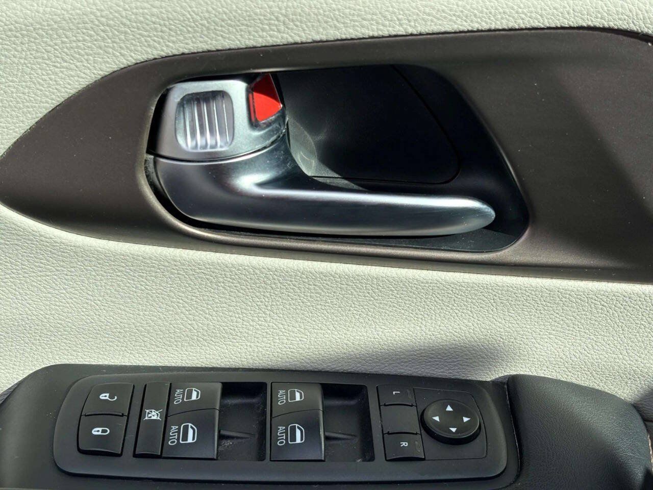 Used 2019 Chrysler Pacifica Touring-L Plus w/ Advanced Safetytec Group FWD image 30