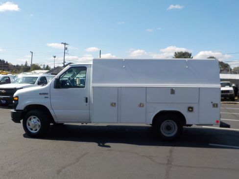 Used 2013 Ford E-350 and Econoline 350 Super Duty w/ Class I Trailer Tow Pkg RWD image 6