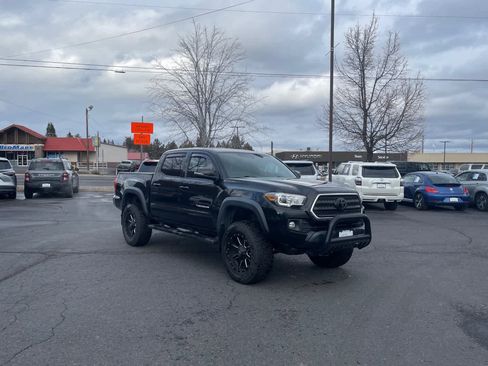 Used 2017 Toyota Tacoma TRD Off-Road image 9