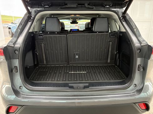 Used 2023 Toyota Highlander XLE AWD/4WD image 7